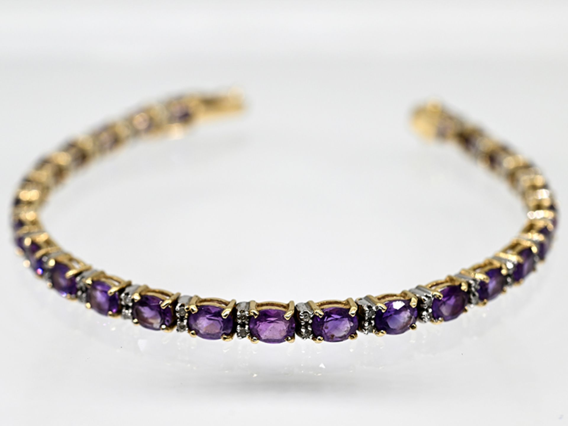 Streifenarmband mit 26 Amethysten und 52 kleinen Achtkant-Diamanten, 80- er Jahre. - Image 2 of 3