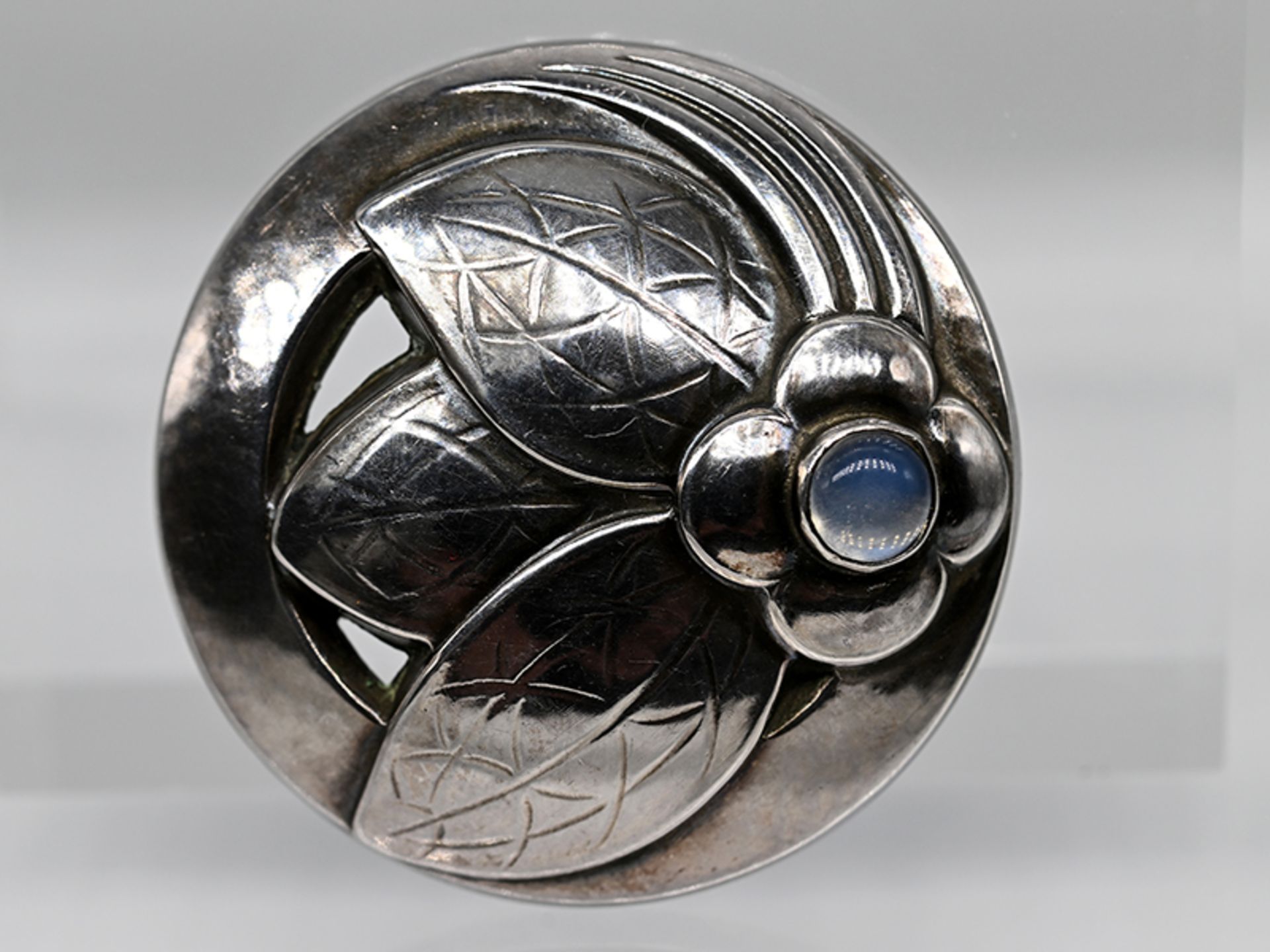 Jugendstil-Brosche mit Mondstein-Cabochon, Georg Jensen, No. 127, Dänemark, nach 1945.