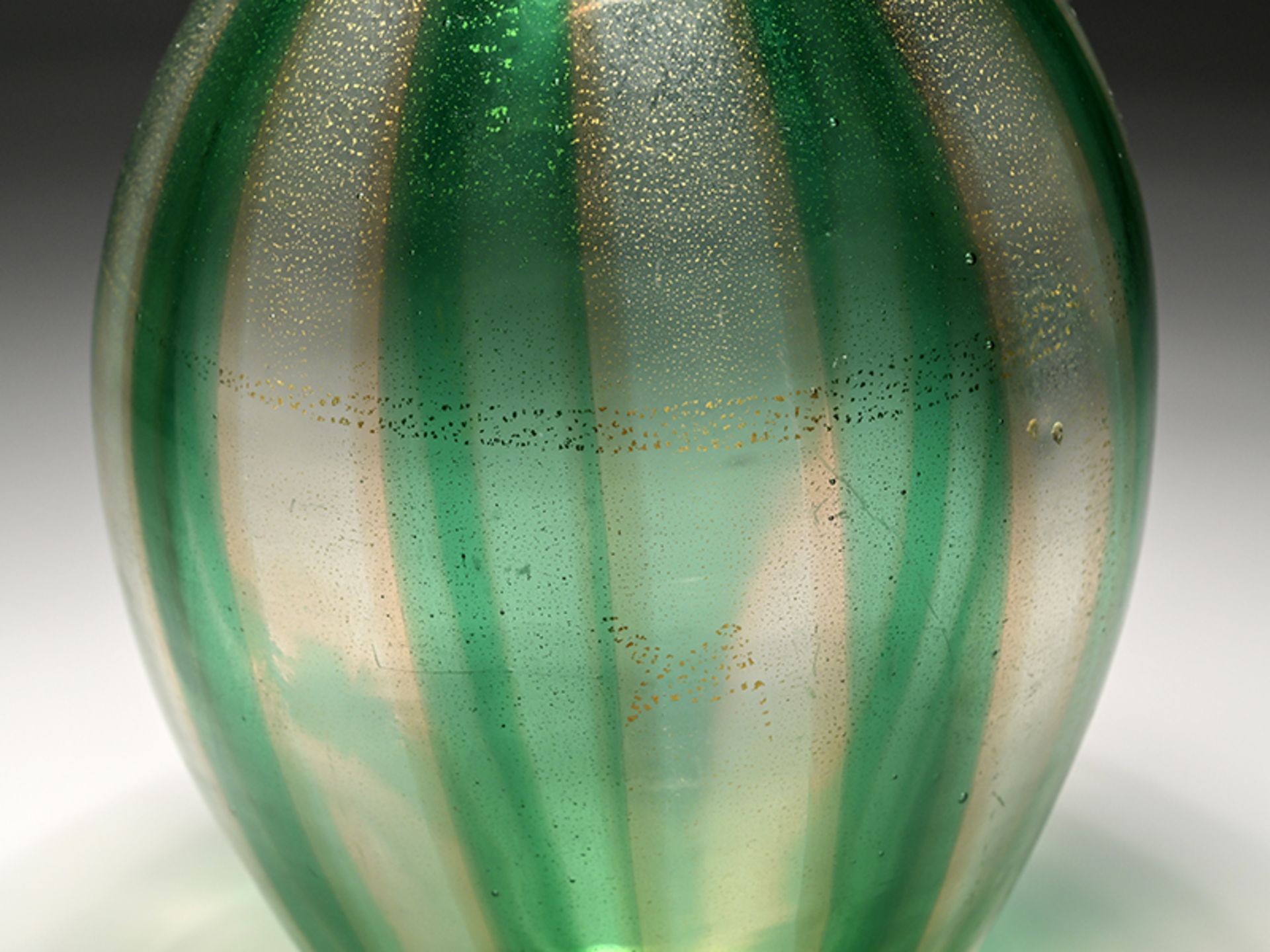 Vase mit grünem Streifendekor und Goldstaub, wohl Murano/Italien, Mitte 20. Jh. - Image 4 of 6