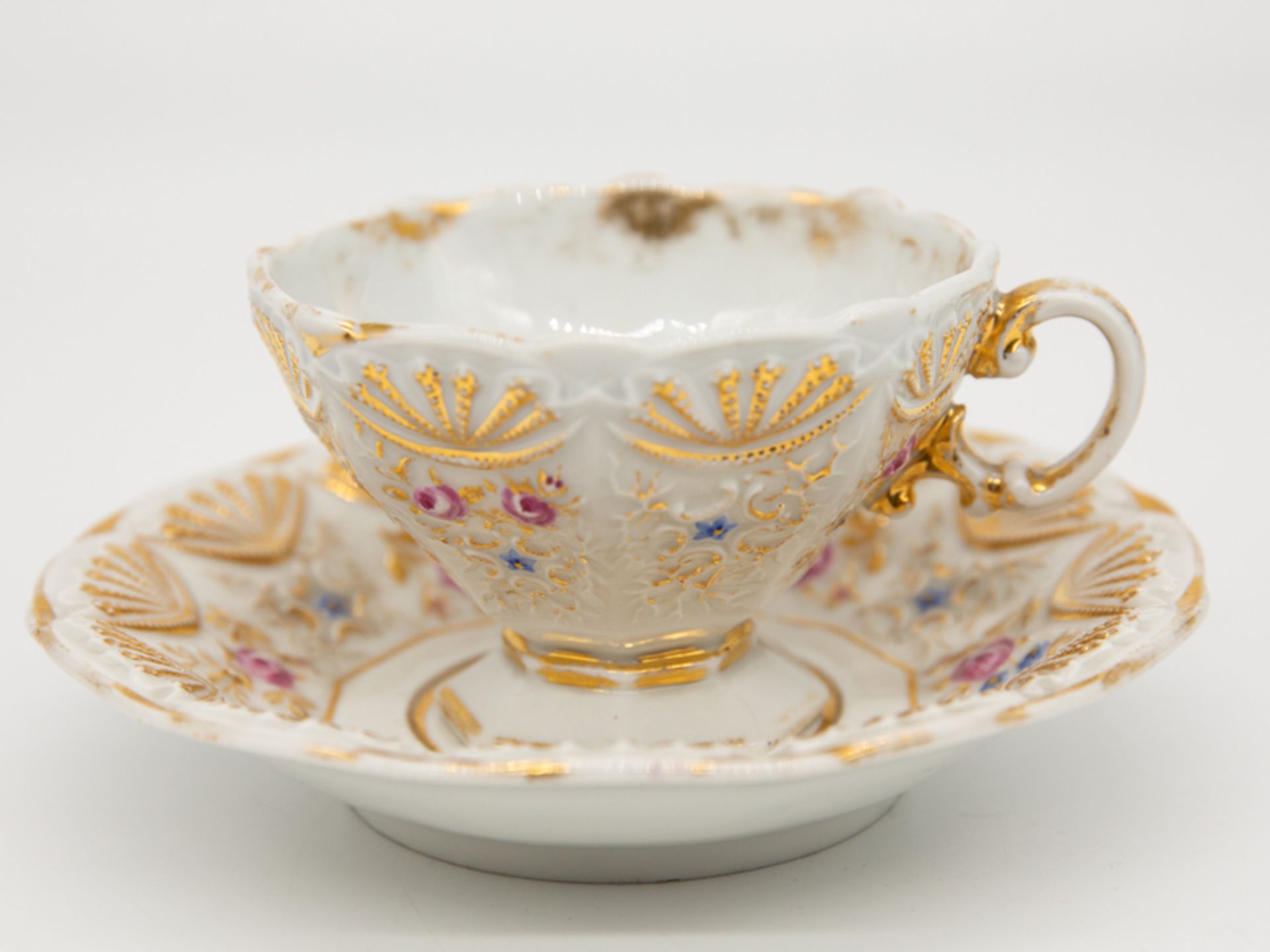 Biedermeier-Tasse in Pressglasmanier, Meissen, um 1840.