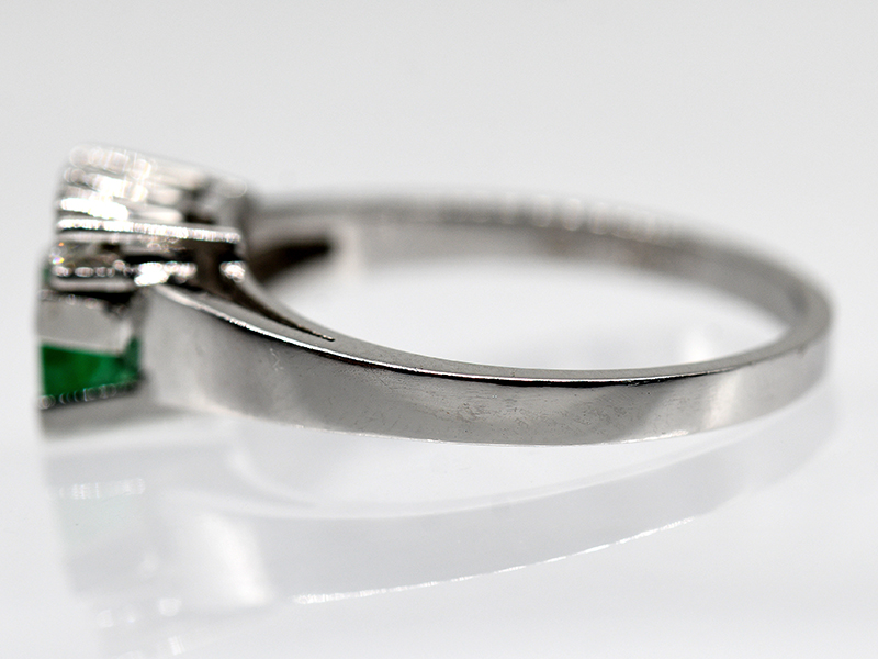 Ring mit Smaragd ca. 0,30 ct und 5 Brillanten, zus. ca. 0,20 ct, 80-er Jahre. - Image 3 of 4
