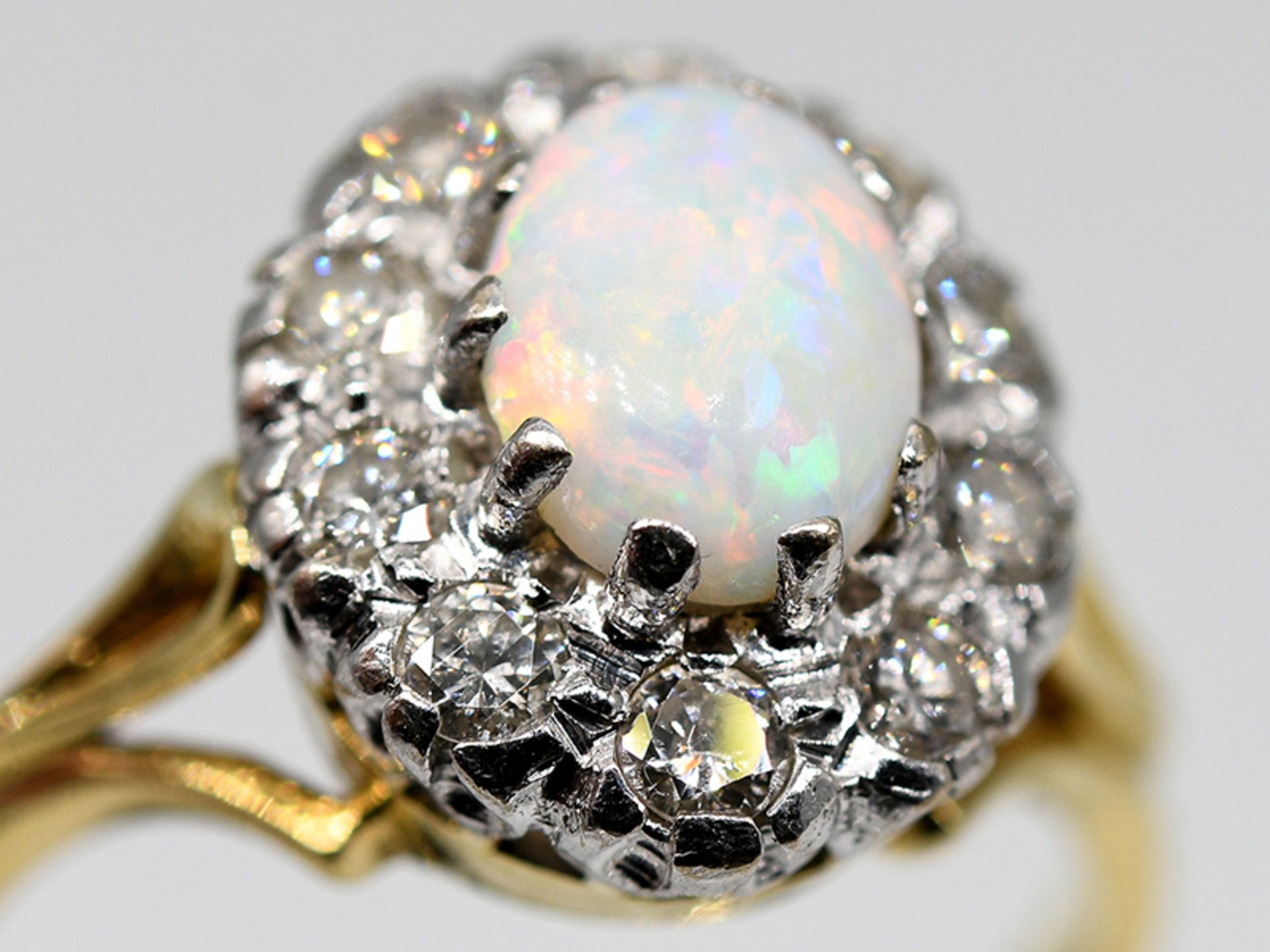 Ring mit Opal-Cabochon ca. 0,8 ct und 10 Altschliff-Diamanten, zus.ca. 0,70 ct, England, um 1900. - Bild 2 aus 4