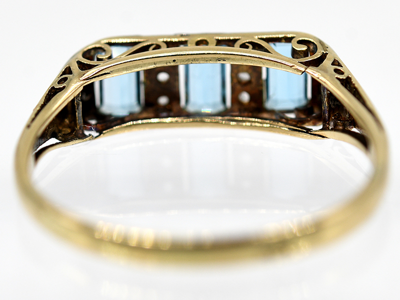 Ring mit wohl 3 Aquamarinen und kleinen Diamantrosen, England, um 1900. - Image 4 of 4