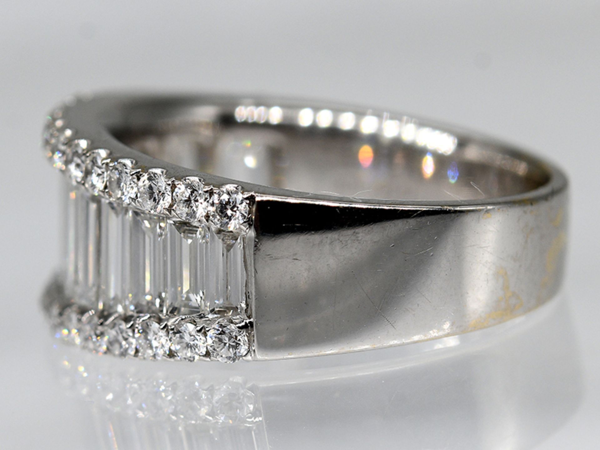 Ring mit Diamant-Baguettes und Brillanten, zus. 2,30 ct, Juwelier Cabochon, Hamburg 2015. - Bild 2 aus 6
