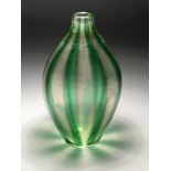Vase mit grünem Streifendekor und Goldstaub, wohl Murano/Italien, Mitte 20. Jh.