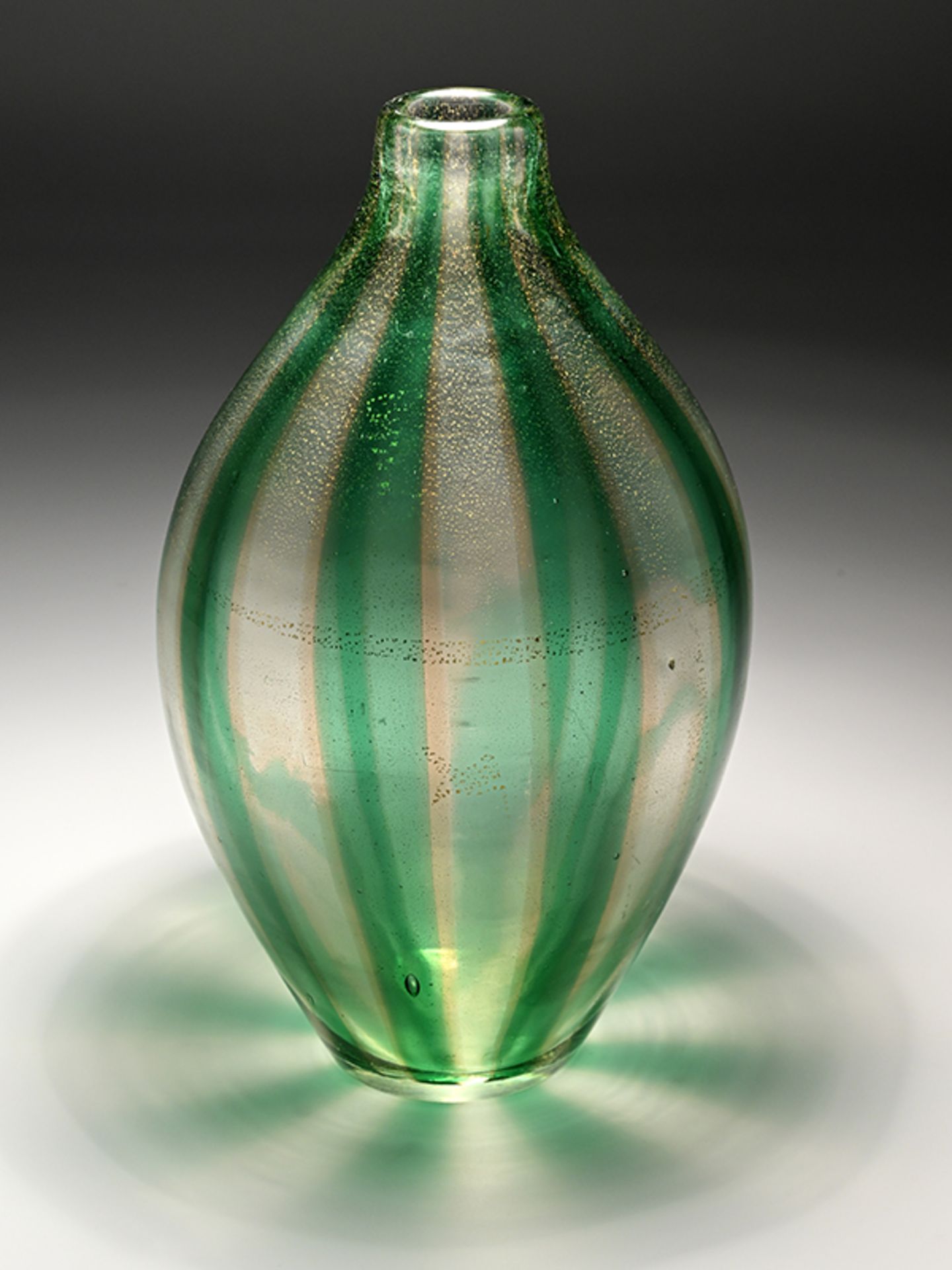Vase mit grünem Streifendekor und Goldstaub, wohl Murano/Italien, Mitte 20. Jh.