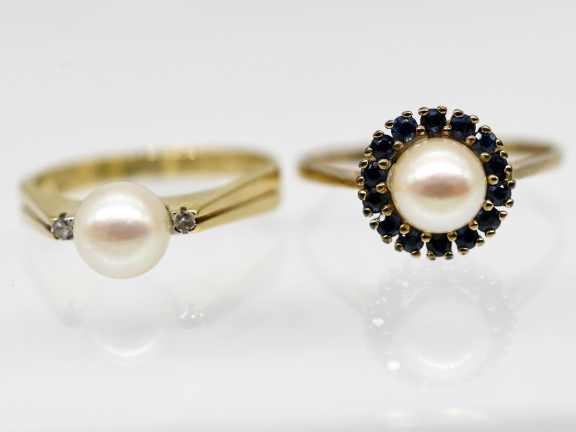 2 verschiedene Perlenringe mit Farbsteinen, 60-er Jahre.