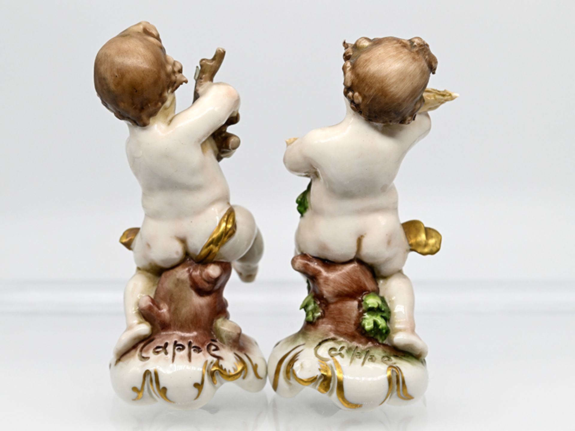 Paar Putto-Porzellanfiguren als Jahreszeiten-Allegorien, Entwurf v. Giuseppe Cappé, Capodimonte, Nea - Bild 5 aus 5