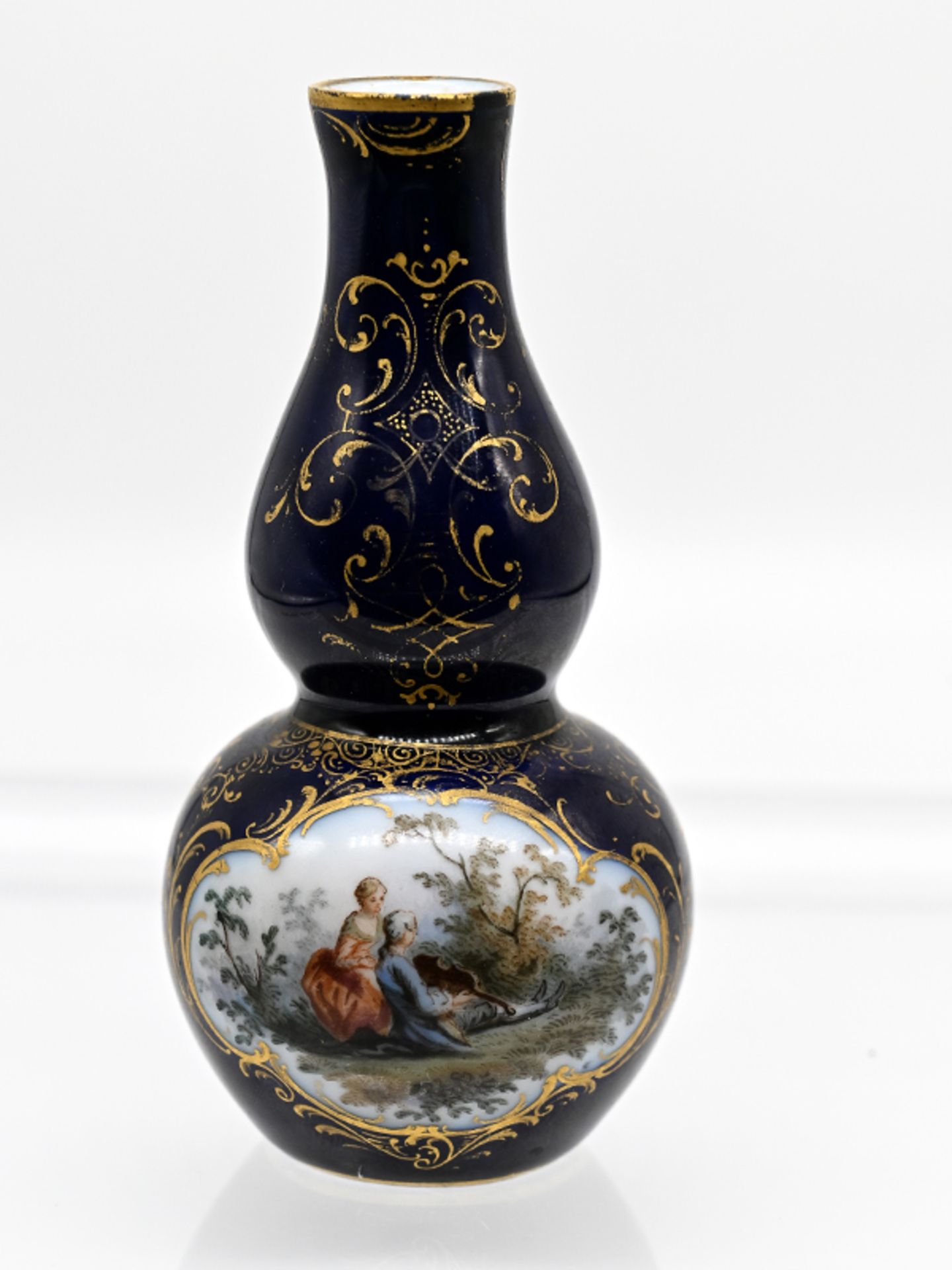 Miniatur-Kürbisvase, kobaltblau mit Watteau- u. Floralmalerei, Meissen, Ende 19. Jh. - Image 3 of 8