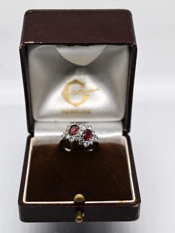 Ring "Toi et Moi" mit hochfeinen Rubinen, zus. ca. 1,10 ct und Brillanten, zus. ca. 1,23 ct, Juwelie - Image 2 of 3