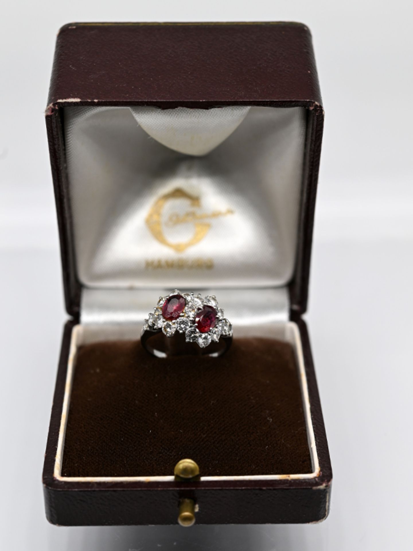 Ring "Toi et Moi" mit hochfeinen Rubinen, zus. ca. 1,10 ct und Brillanten, zus. ca. 1,23 ct, Juwelie - Bild 2 aus 3