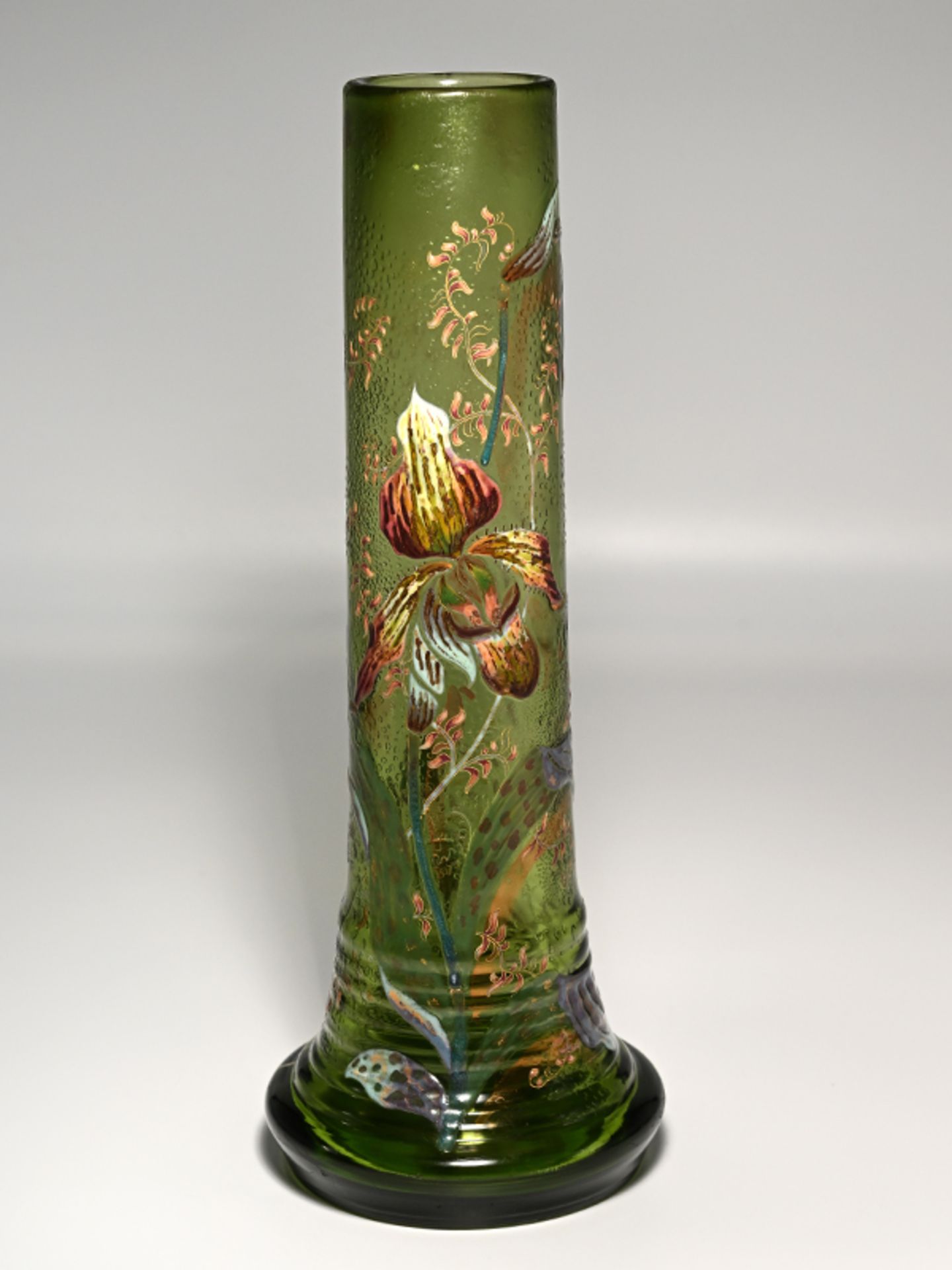 Art-nouveau-Stangenvase mit Orchideendekor, Emile Gallé (1846 - 1904), Meisenthal, um 1892.