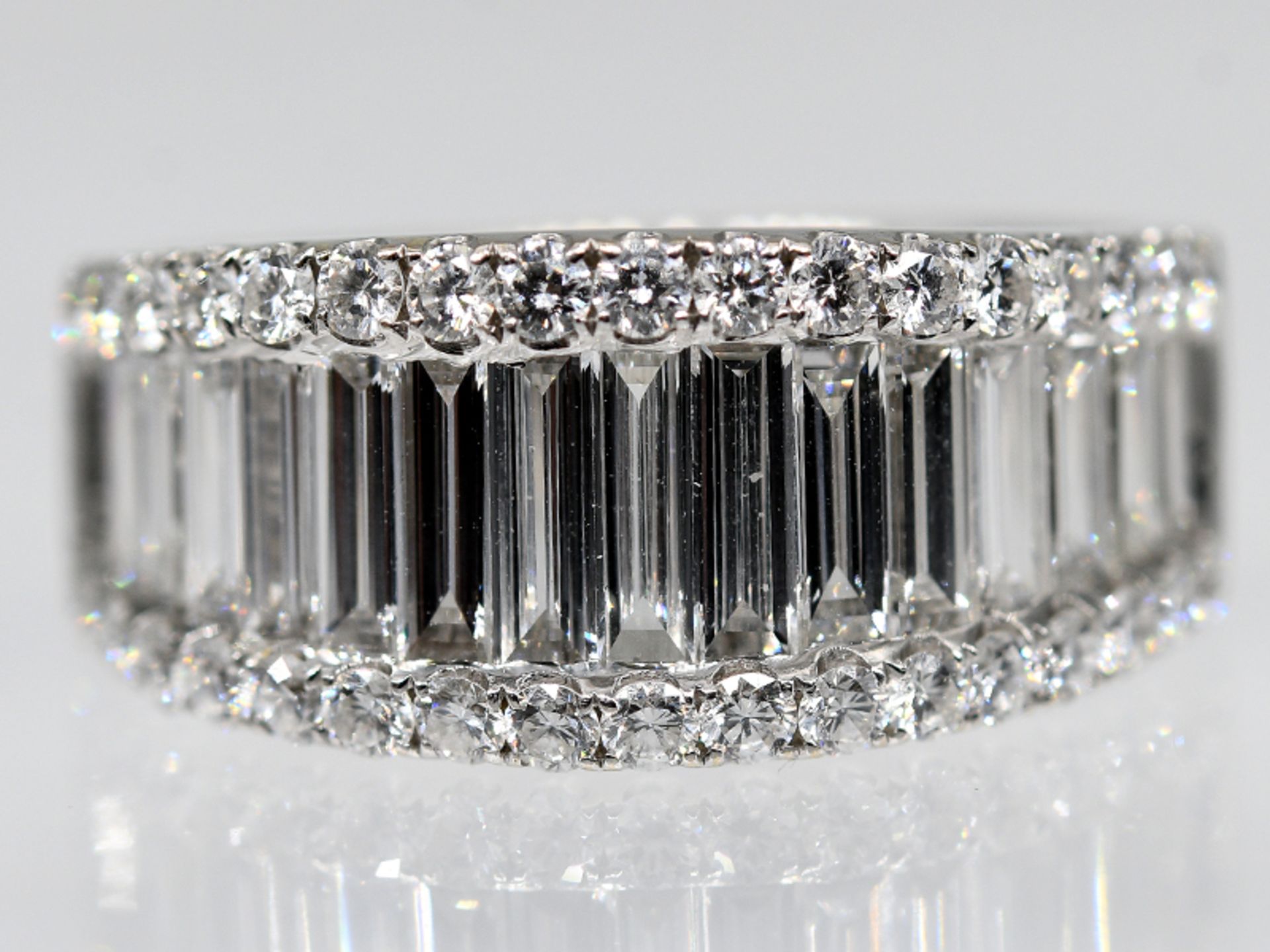 Ring mit Diamant-Baguettes und Brillanten, zus. 2,30 ct, Juwelier Cabochon, Hamburg 2015.