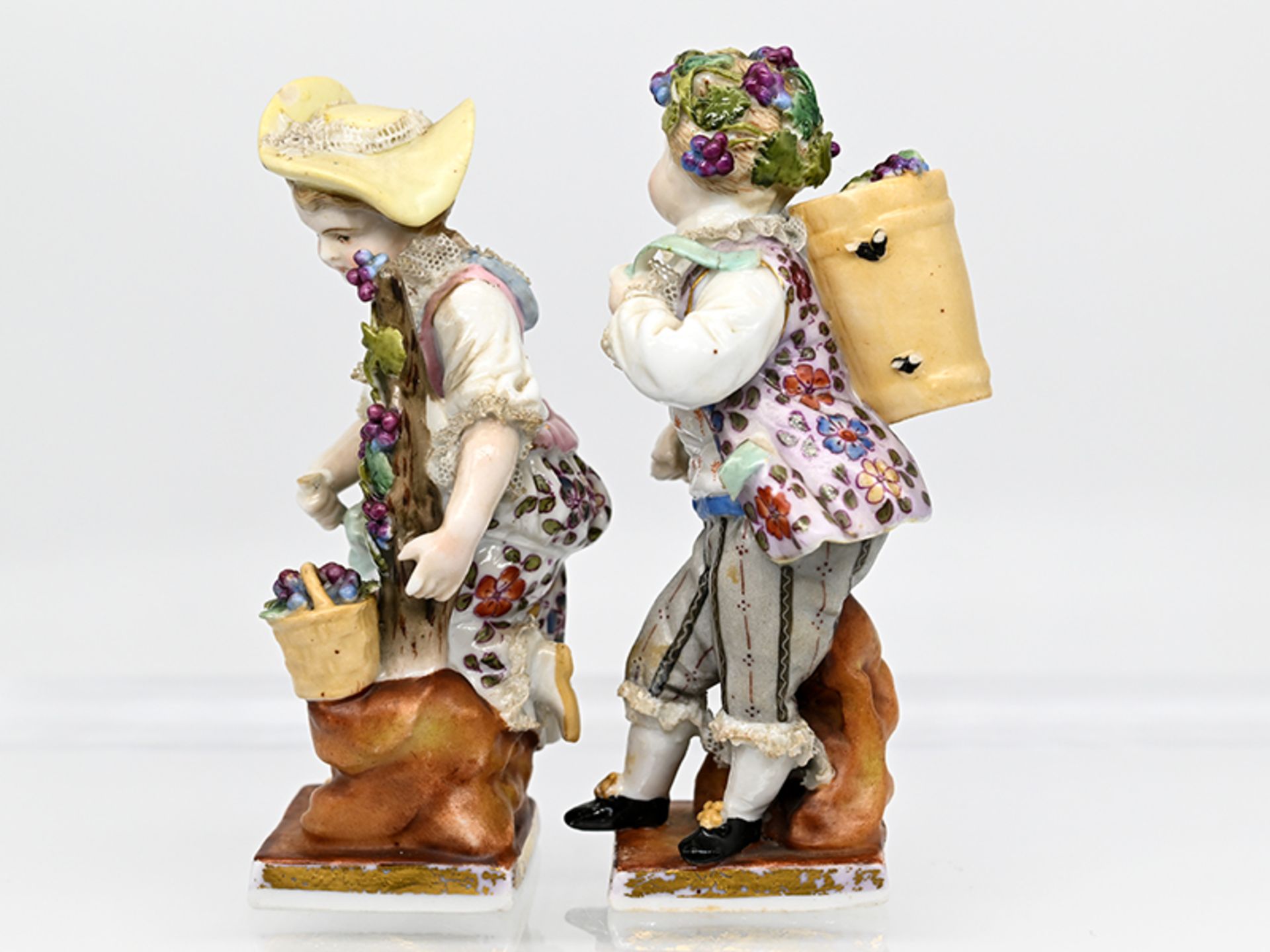 Paar Porzellanfiguren "Gärtnerkinder mit Weinreben", wohl Sitzendorf, 2. Hälfte 19. Jh. - Bild 3 aus 6