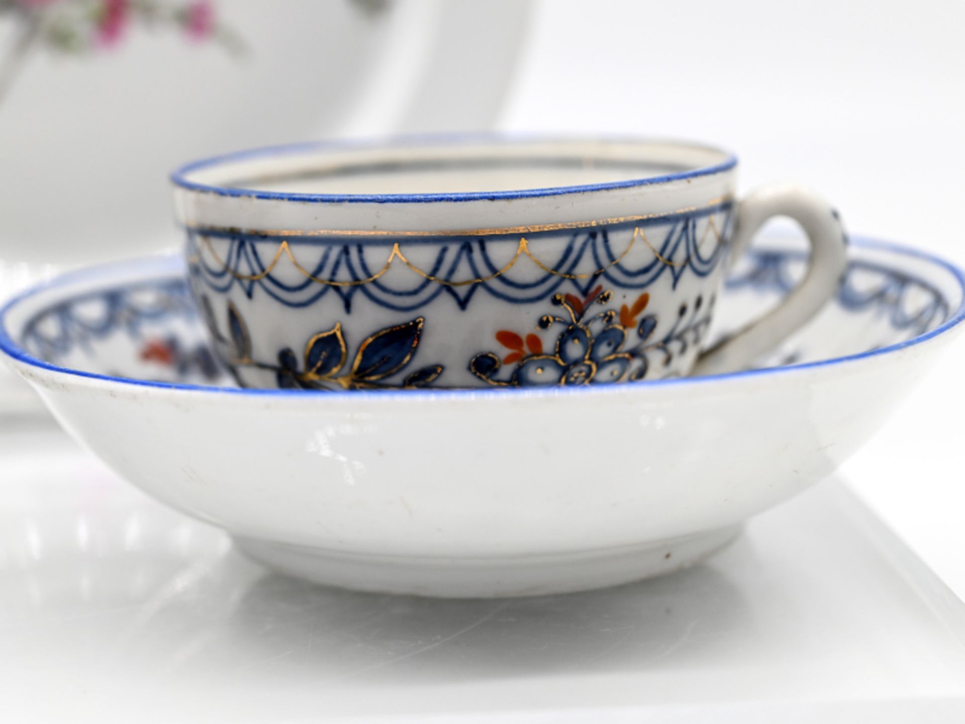 4-tlg. Porzellankonvolut: Paar Rosen-Teller, 1 Biedermeiertasse + Tasse mit Blaudekor, 19. Jh. - Image 3 of 11