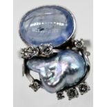 Ring mit Barockperle, Saphir-Cabochon ca. 12 ct und 8 Brillanten, zus. ca. 0,4 ct, Goldschmiedearbei