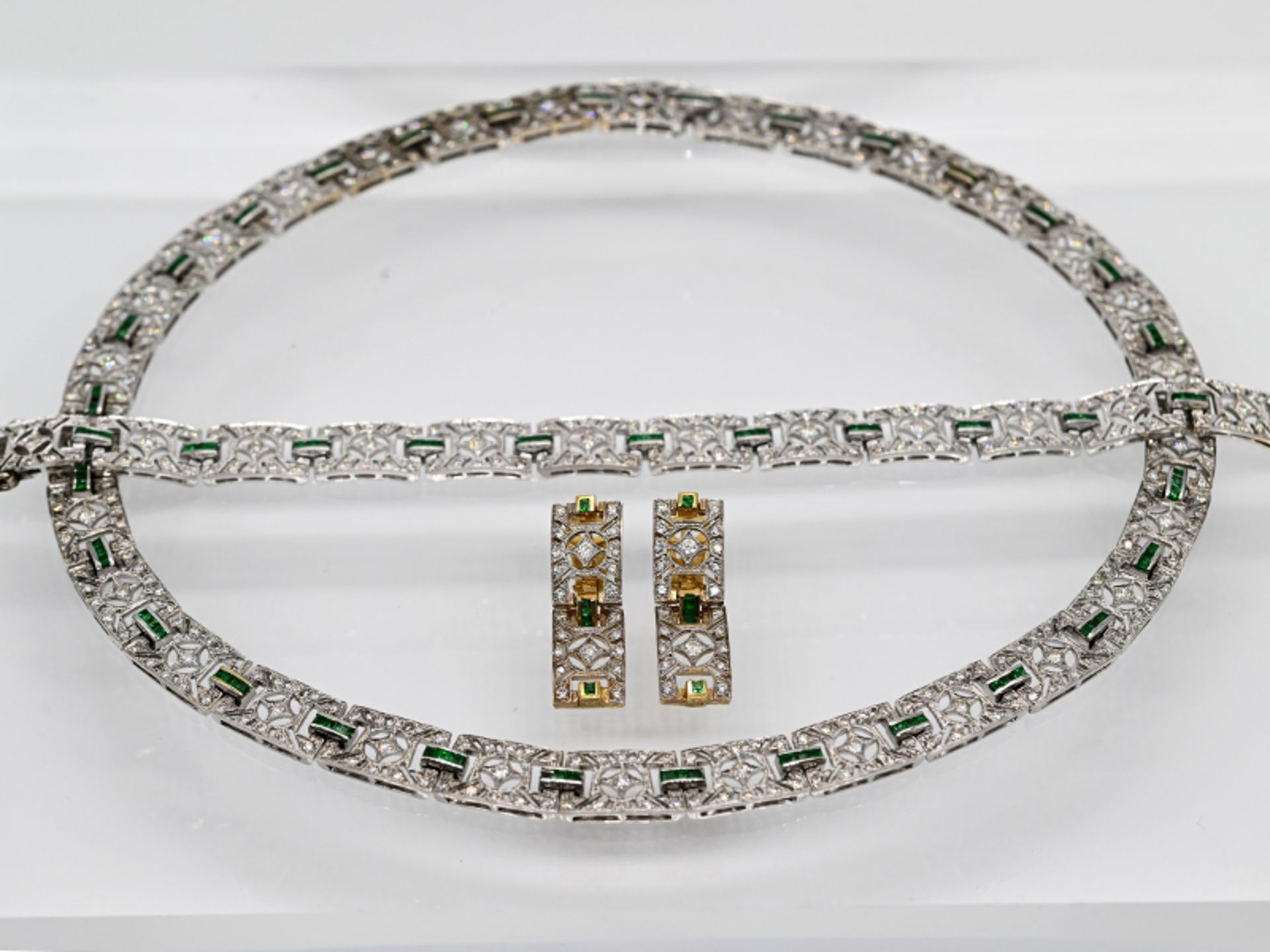 3 tlg. Schmuckset mit ca. 136 kleinen Smaragd-Carrées, zus. ca.2,5 ct und ca. 506 Brillanten, zus. c - Bild 6 aus 7