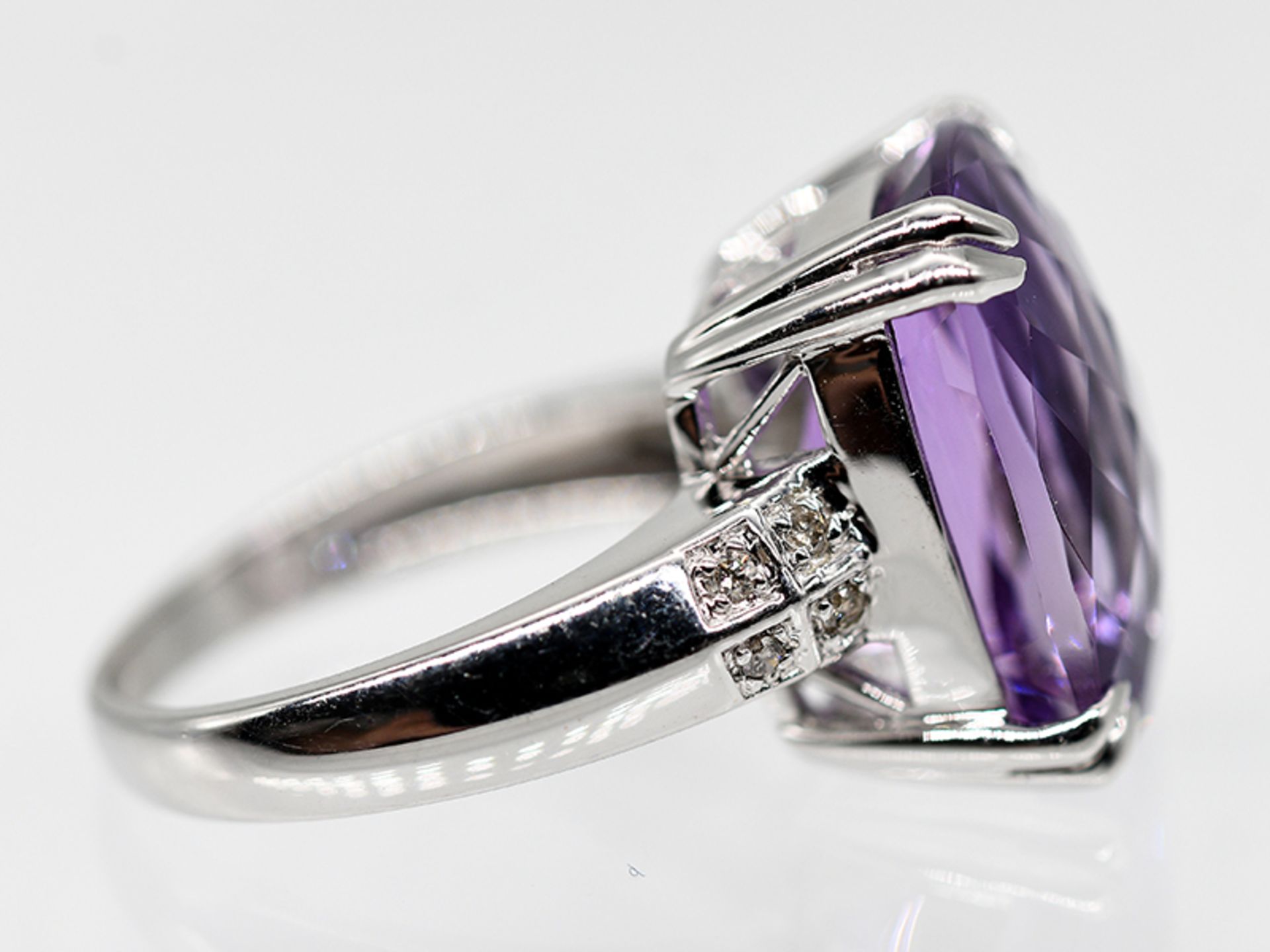 Ring mit Amethyst und kleinen Achtkant-Diamanten, 21. Jh. - Image 3 of 4