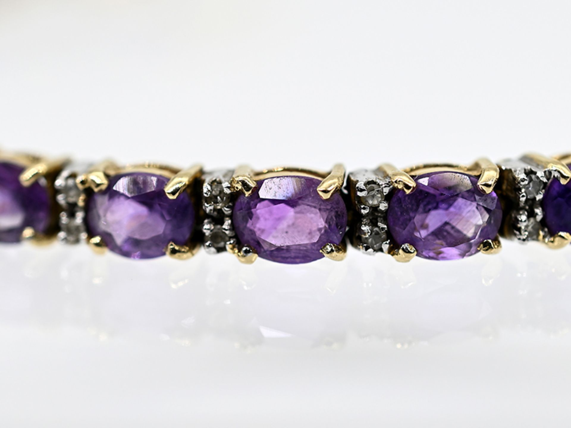 Streifenarmband mit 26 Amethysten und 52 kleinen Achtkant-Diamanten, 80- er Jahre.