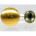 Ring mit Peridot aus Silber und Gelbgold, Goldschmiedeatelier Rea Hönger, Barnitz, 21. Jh.