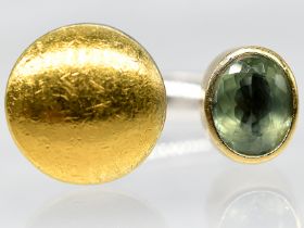 Ring mit Peridot aus Silber und Gelbgold, Goldschmiedeatelier Rea Hönger, Barnitz, 21. Jh.