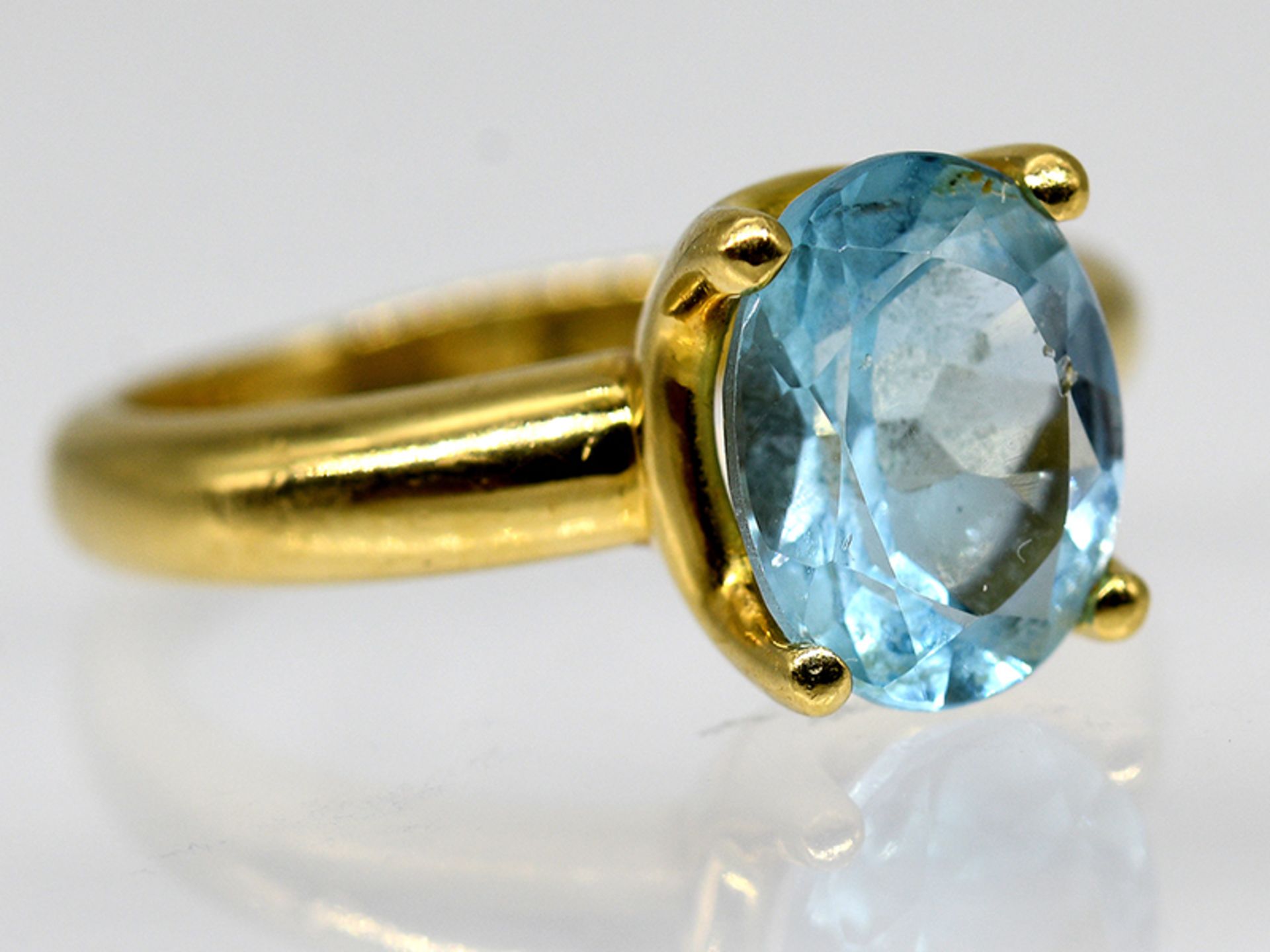 Ring mit hellblauem Topas, 90- er Jahre.