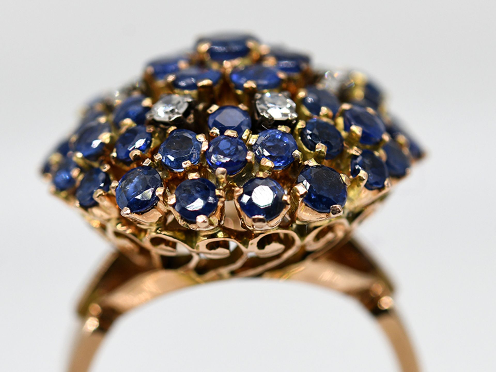 Ring mit kleinen Saphiren und 6 kleinen Achtkant-Diamanten, indische Goldschmiedearbeit, 20. Jh. - Bild 2 aus 4