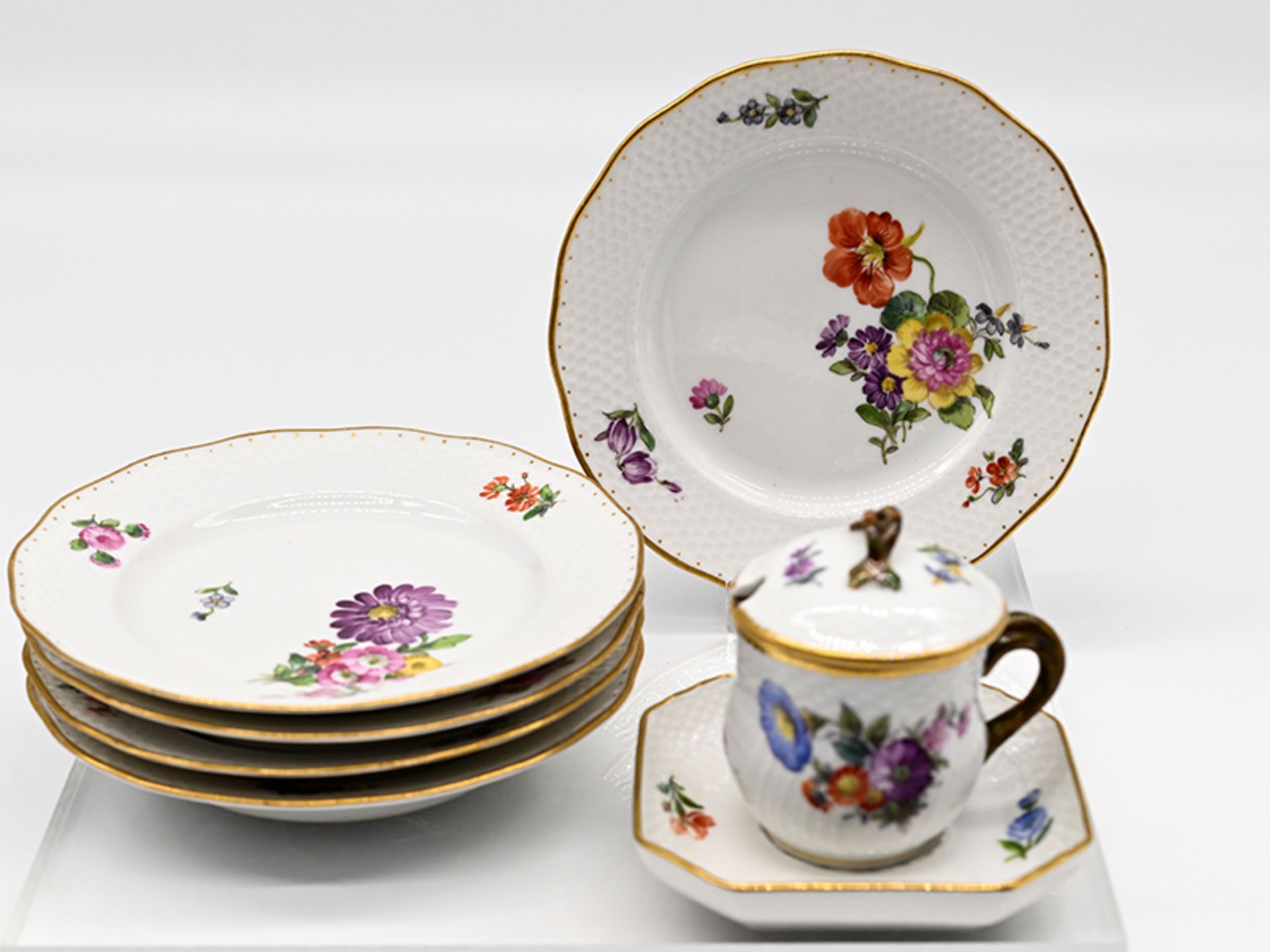 5 Brotteller u. Senftöpfchen mit Unterschale, Dekor "Sächsische Blume", Royal Copenhagen, 2. Hälfte 