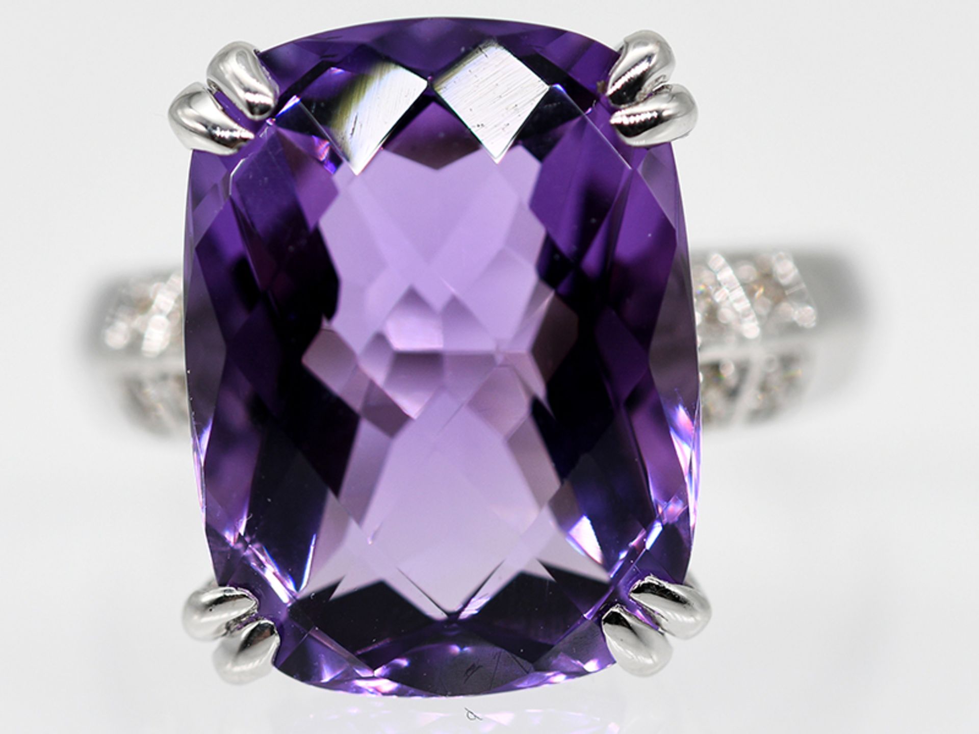 Ring mit Amethyst und kleinen Achtkant-Diamanten, 21. Jh.