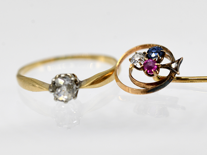 Krawattennadel mit Farbsteinen und Diamanten und Ring mit Altschliff-Diamant ca. 0,2 ct, beides um 1