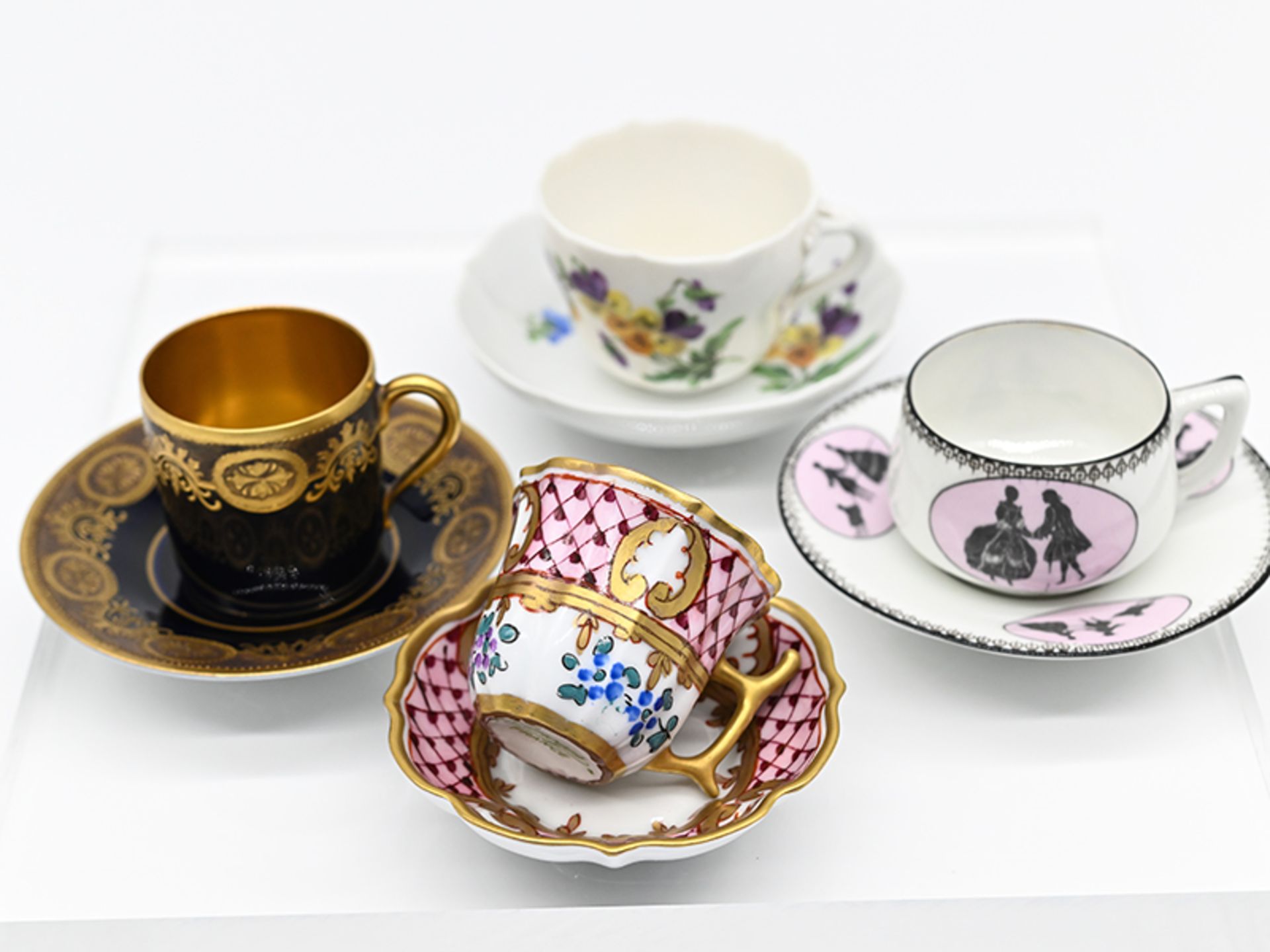 4 verschiedene Moccatassen, Meissen, Rosenthal, Limoges + Suhl, überwiegend 1. Hälfte 20. Jh.