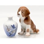 Porzellan-Hundefigur "Bernhardiner-Welpe" (Entwurf Niels Nielsen) + kleine Vase, Bing & Gröndahl/Roy