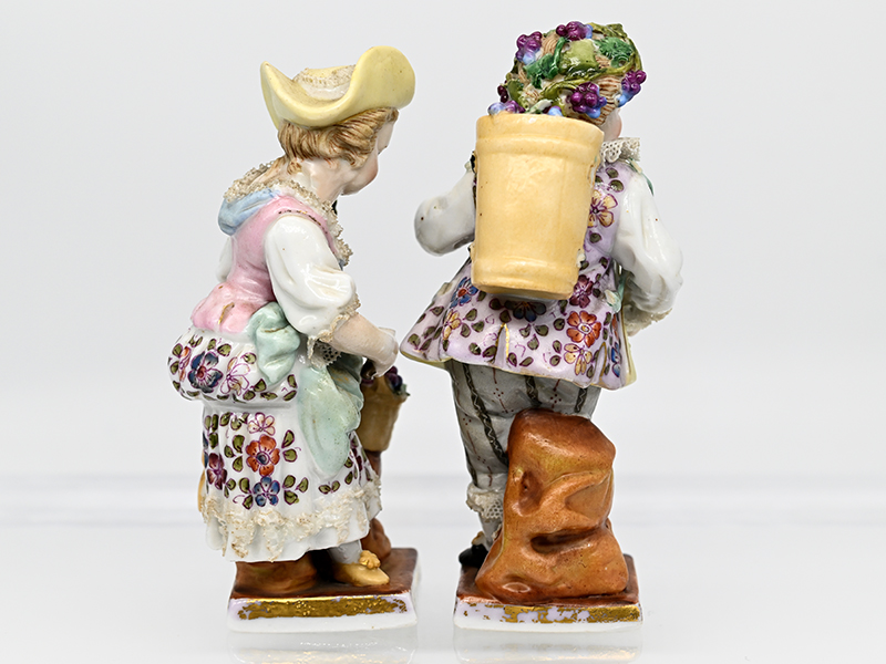 Paar Porzellanfiguren "Gärtnerkinder mit Weinreben", wohl Sitzendorf, 2. Hälfte 19. Jh. - Image 2 of 6