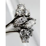 Ring mit Brillanten und Diamant-Navettes, zus. ca. 0,7 ct, 80-er Jahre.