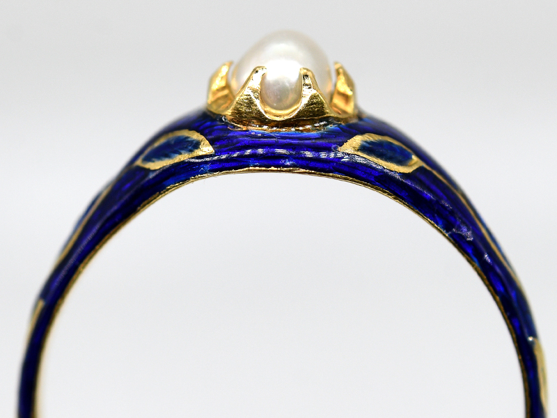 Ring mit Emaille und Orientperle, England, um 1900. - Image 4 of 5