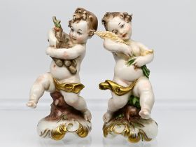 Paar Putto-Porzellanfiguren als Jahreszeiten-Allegorien, Entwurf v. Giuseppe Cappé, Capodimonte, Nea