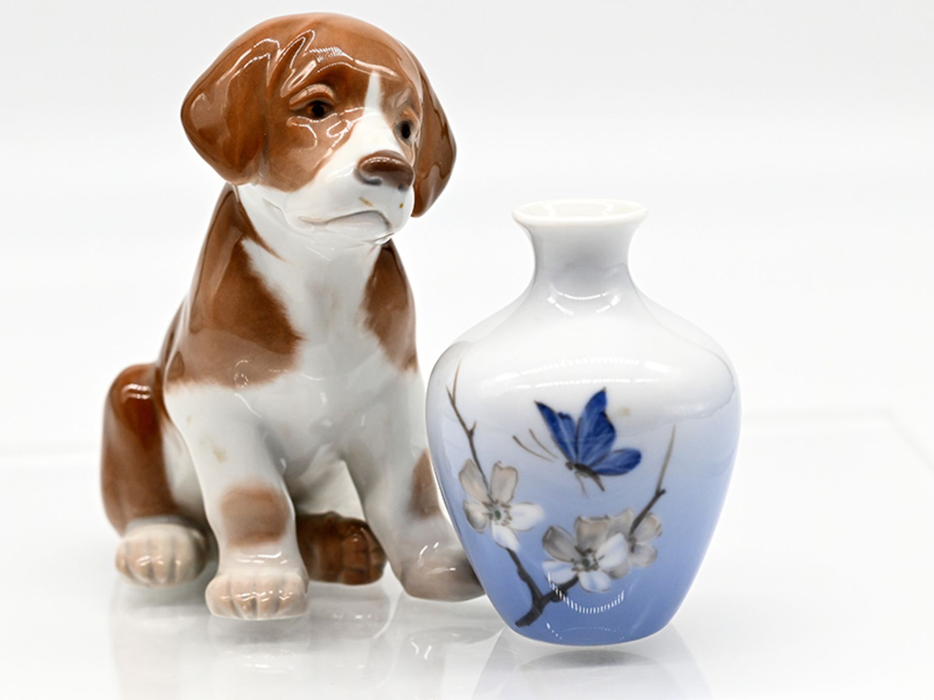 Porzellan-Hundefigur "Bernhardiner-Welpe" (Entwurf Niels Nielsen) + kleine Vase, Bing & Gröndahl/Roy - Image 5 of 5