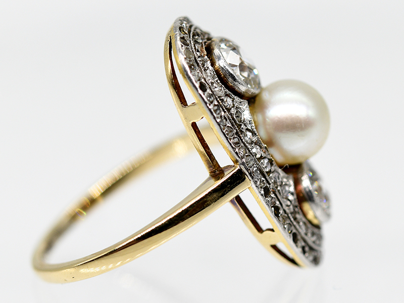 Art Deco-Ring mit Akoya-Perle und Altschliff-Diamanten, zus. ca. 1 ct, 1925-1935. - Image 2 of 3
