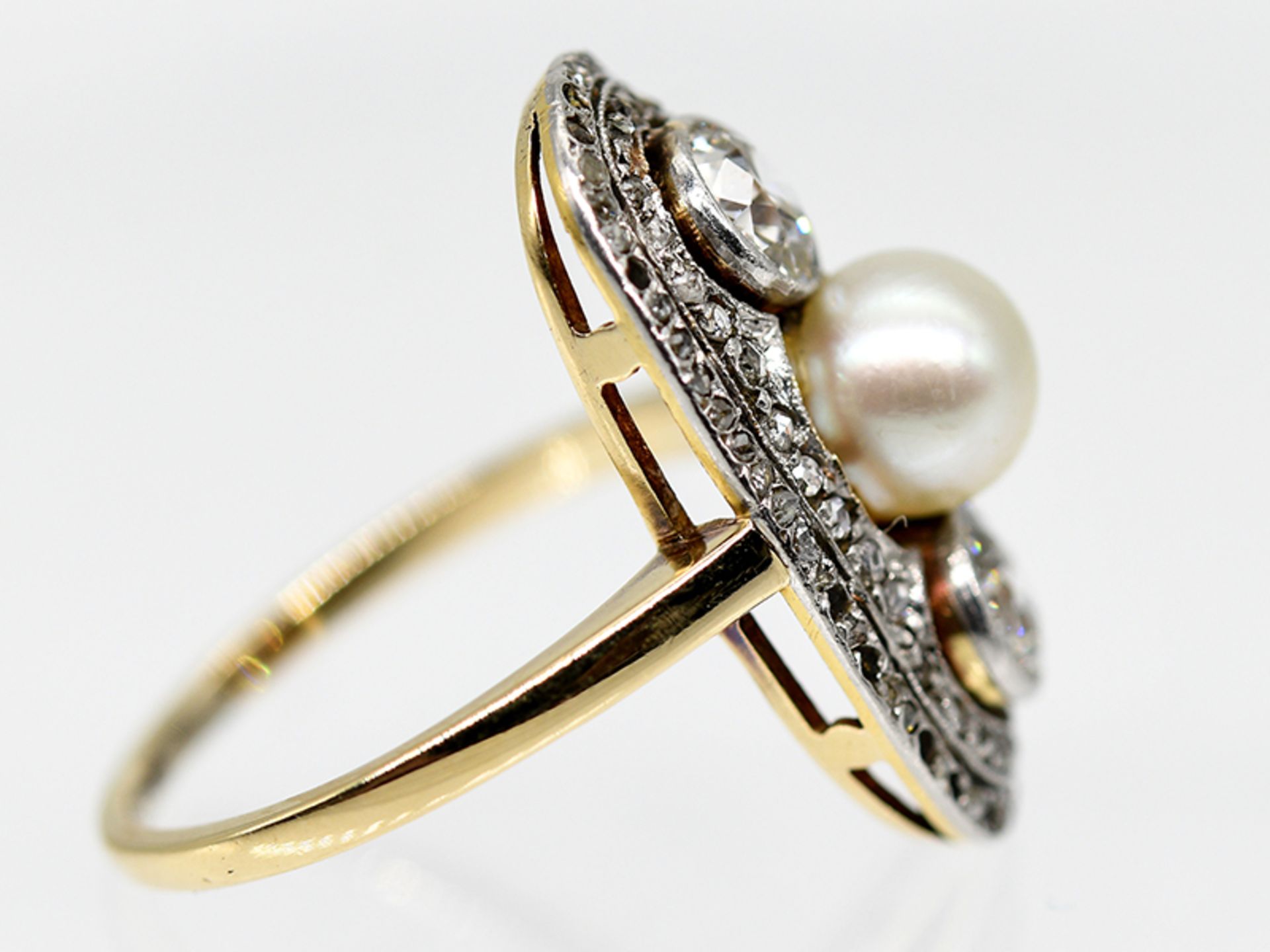 Art Deco-Ring mit Akoya-Perle und Altschliff-Diamanten, zus. ca. 1 ct, 1925-1935. - Bild 2 aus 3