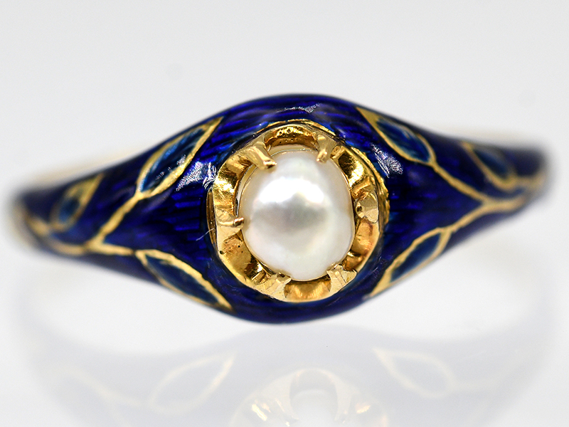 Ring mit Emaille und Orientperle, England, um 1900.