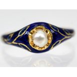 Ring mit Emaille und Orientperle, England, um 1900.