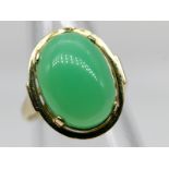 Ring mit Chrysopras-Cabochon, Goldschmiedearbeit, 80- er Jahre.