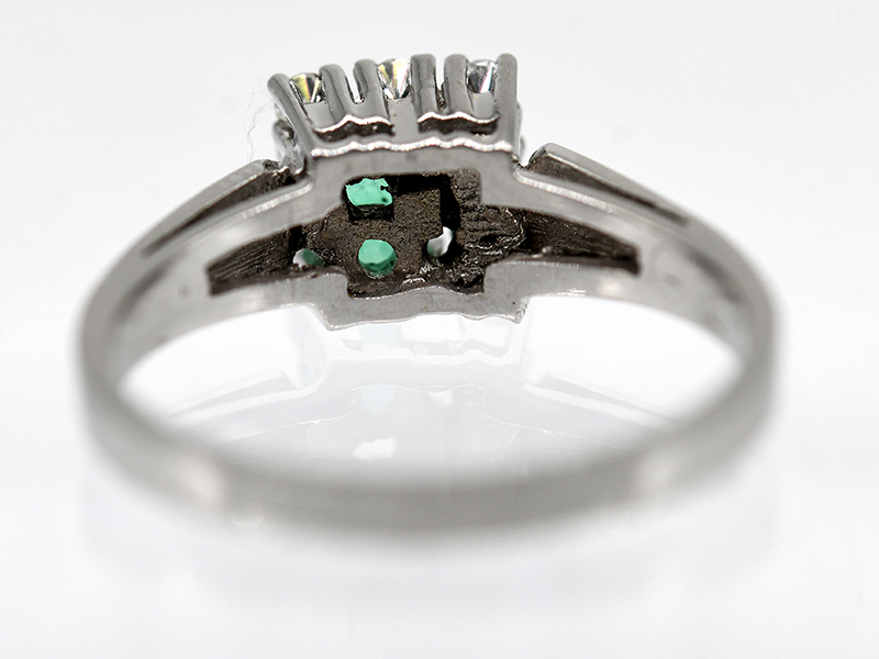 Ring mit Smaragd ca. 0,30 ct und 5 Brillanten, zus. ca. 0,20 ct, 80-er Jahre. - Image 4 of 4