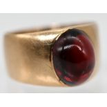 Bandring mit Granat-Cabochon, Wien, um 1900.