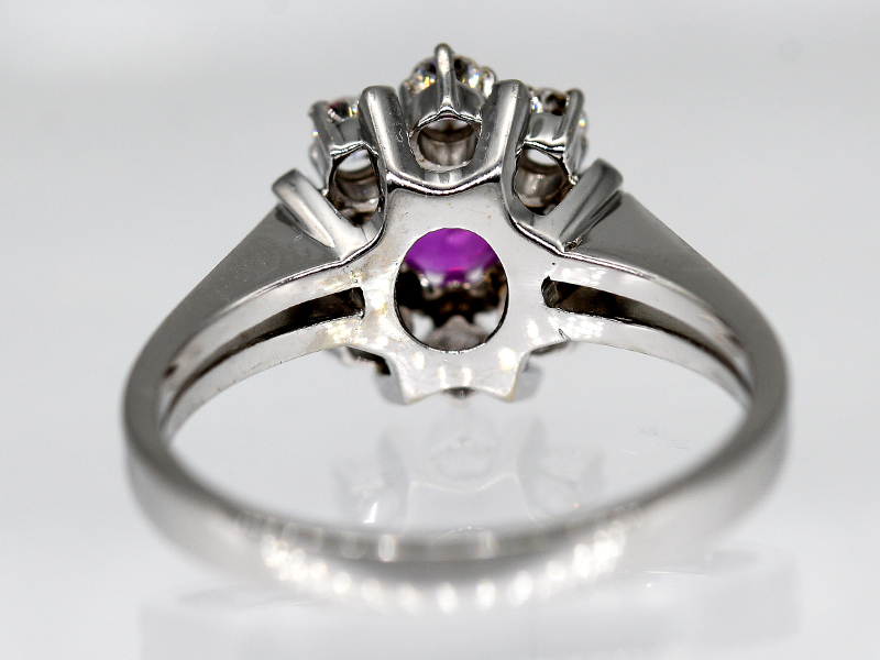 Ring mit Rubin ca. 0,4 ct und 8 Brillanten, zus. ca. 0,40 ct, 80- er Jahre. - Image 4 of 4