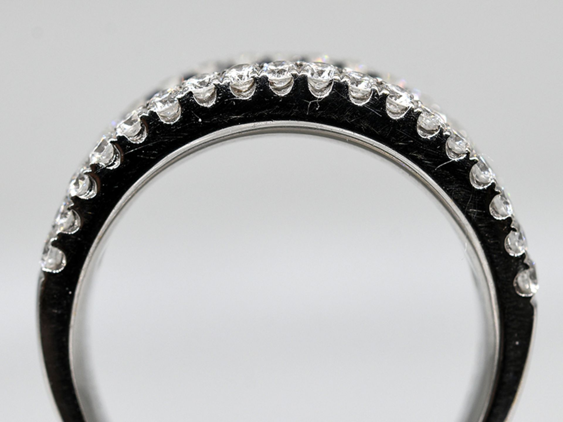 Ring mit Diamant-Baguettes und Brillanten, zus. 2,30 ct, Juwelier Cabochon, Hamburg 2015. - Bild 6 aus 6