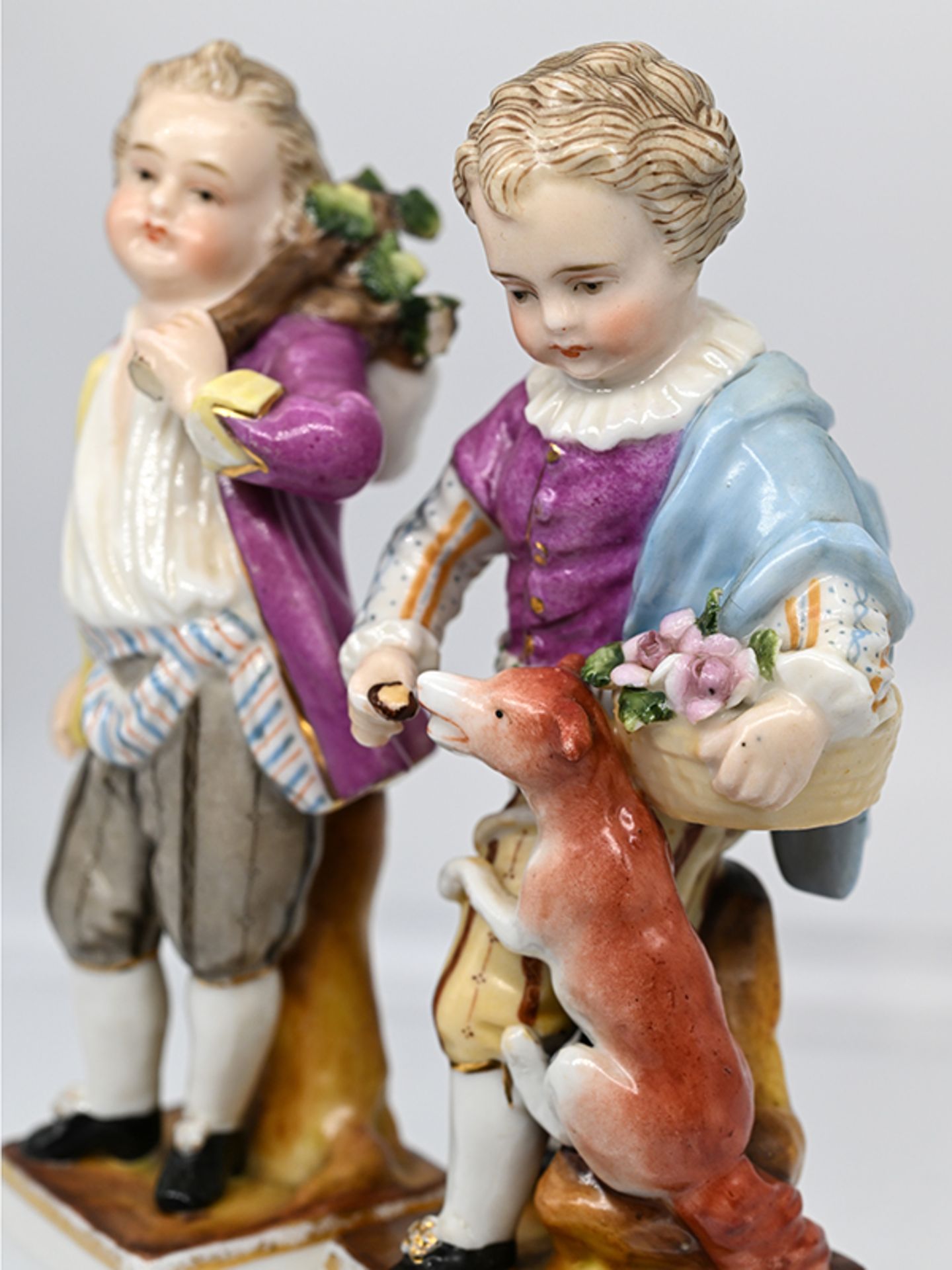 Paar Porzellanfiguren "Gärtnerkinder", Sitzendorf, 2. Hälfte 19. Jh. - Image 2 of 7