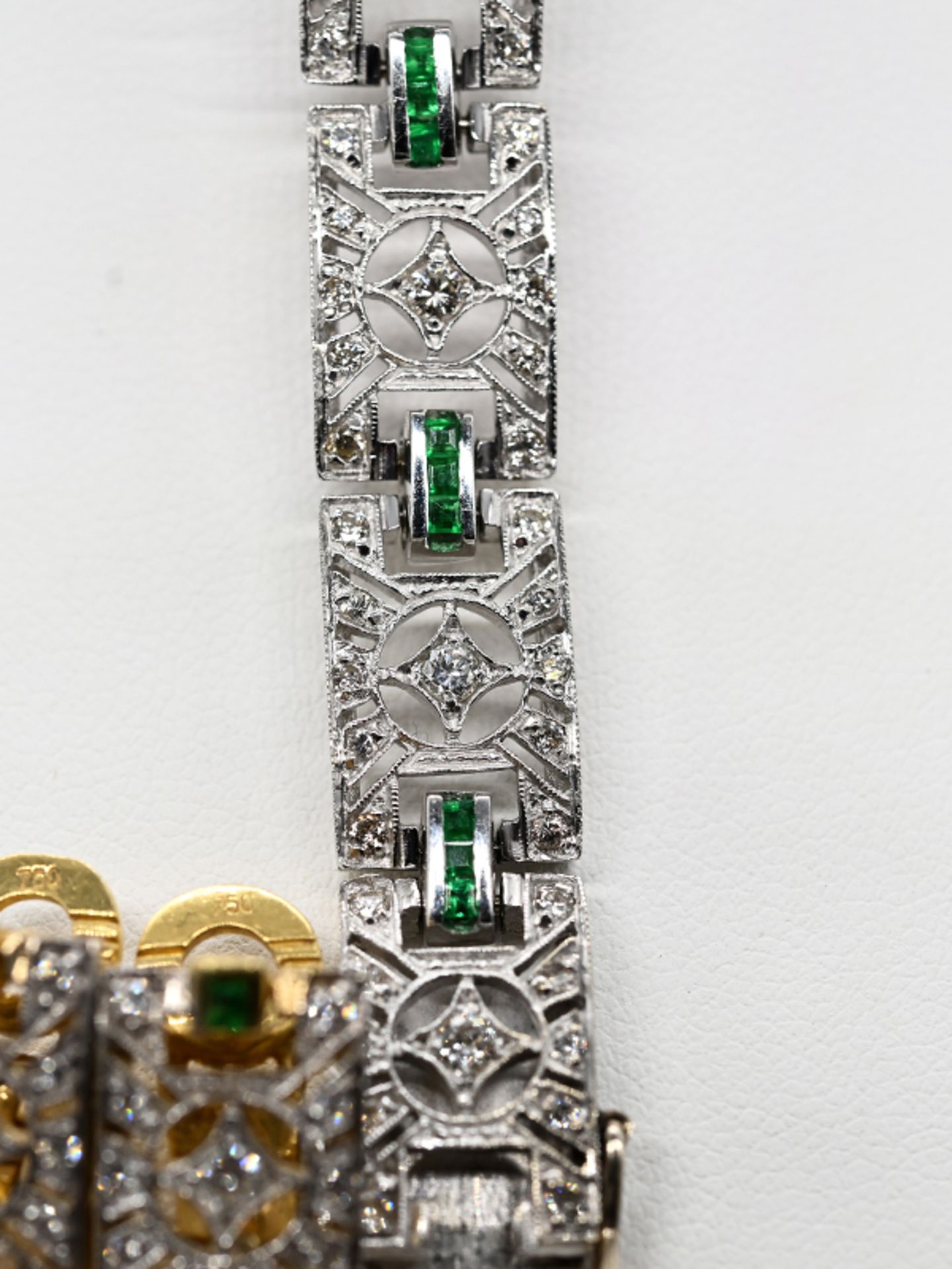 3 tlg. Schmuckset mit ca. 136 kleinen Smaragd-Carrées, zus. ca.2,5 ct und ca. 506 Brillanten, zus. c - Bild 3 aus 7