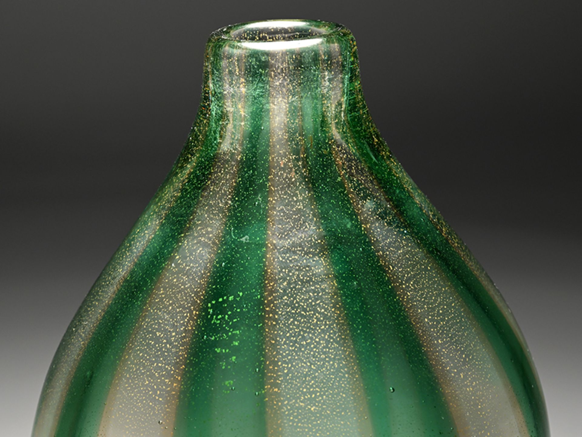 Vase mit grünem Streifendekor und Goldstaub, wohl Murano/Italien, Mitte 20. Jh. - Image 2 of 6
