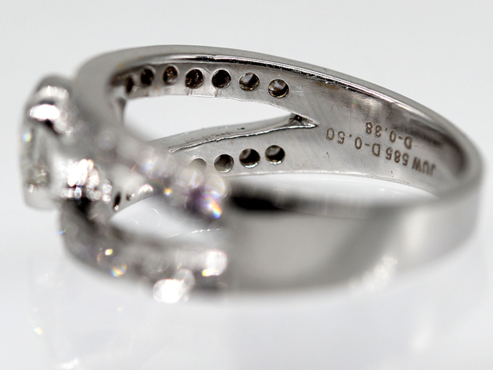 Ring mit Diamant 0,50 ct und Brillanten 0,38 ct, 21. Jh. - Bild 4 aus 5